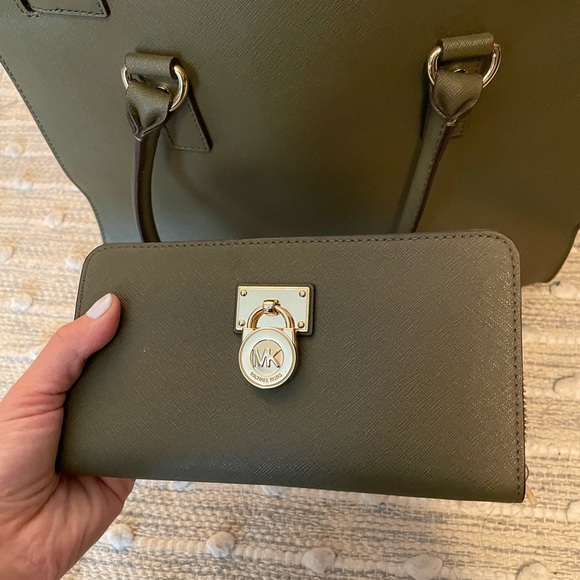 Michael Kors Hamilton Traveler Olive Color with matching wallet - Picture 11 of 14